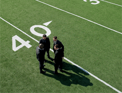 UN equipo está hablando en un campo verde. 40 