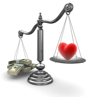 Equilibrio entre un montón de dinero y un corazón 