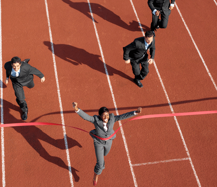 una mujer de negocios gana una carrera. Estadio, filete rojo